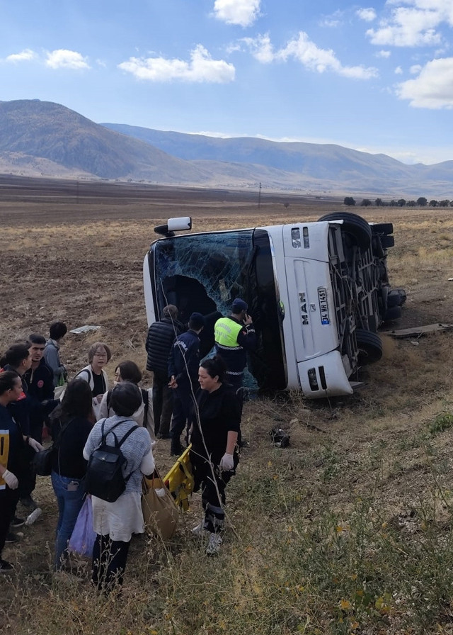 Afyonkarahisar'da turistleri taşıyan tur otobüsü devrildi - Resim: 0