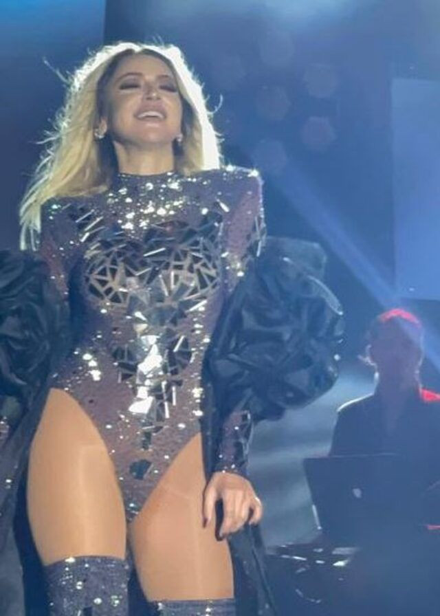 Hadise'nin konser kostümü ve dekoltesi olay oldu Sosyal medya karıştı! - Resim: 3