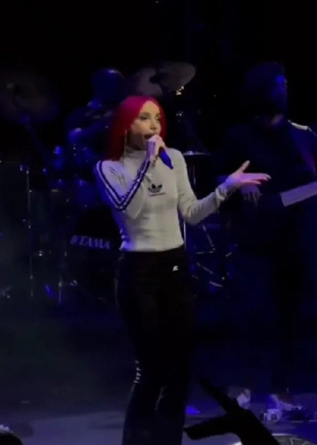 Gülşen ters köşe yaptı sosyal medya yıkıldı! Sahne kıyafeti yine olay oldu: "Her hali çok güzel" - Resim: 0