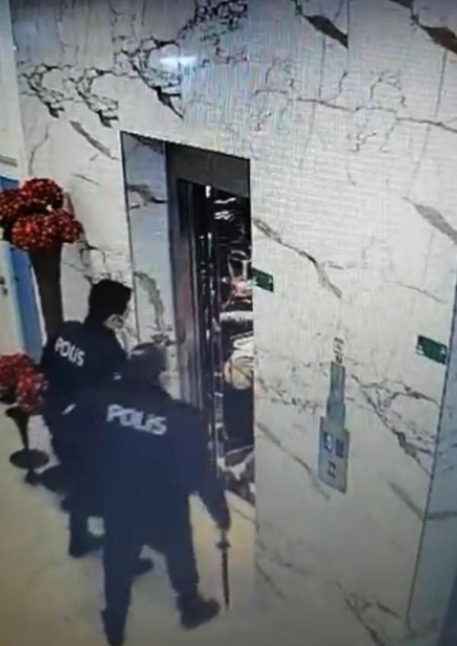 Korkunç! Polisi görünce arkadaşını öldürdüğü bıçakla intihar etti - Resim: 1