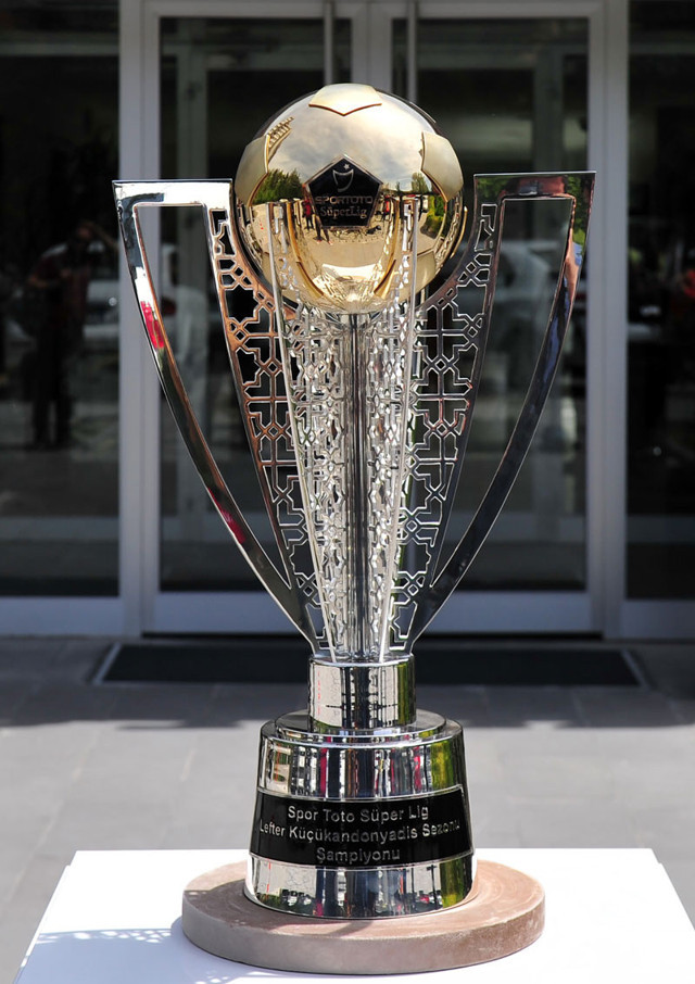 Şampiyonluk kupası görücüye çıktı - Resim: 0