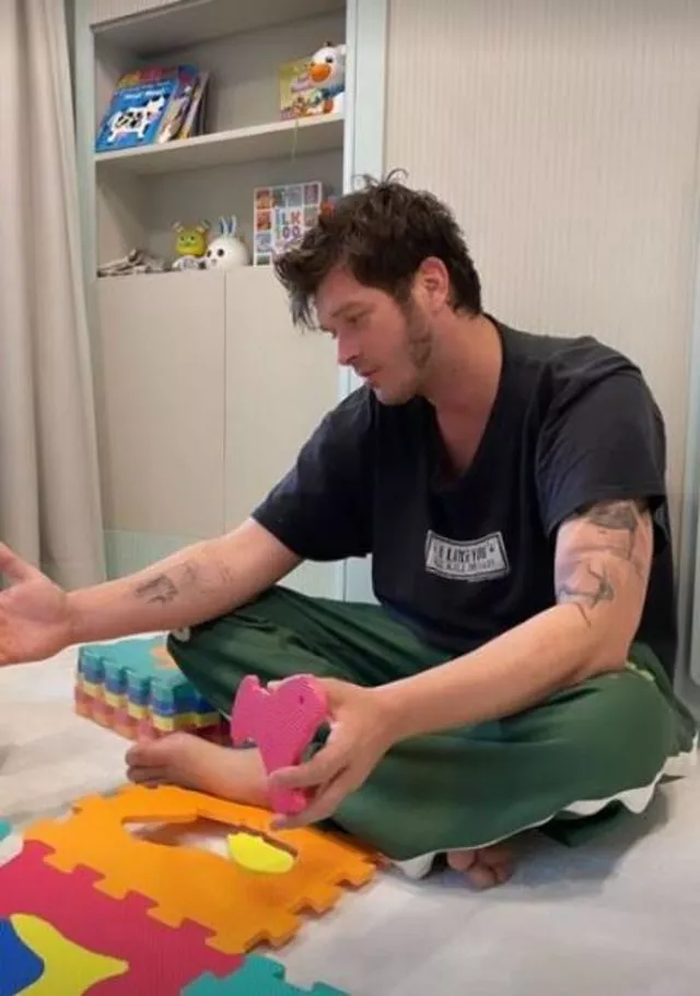 Oğluyla oynayan Kıvanç Tatlıtuğ'un ev hali olay oldu! "İşinizi gücünüzü bırakıp bakın..." - Resim: 2