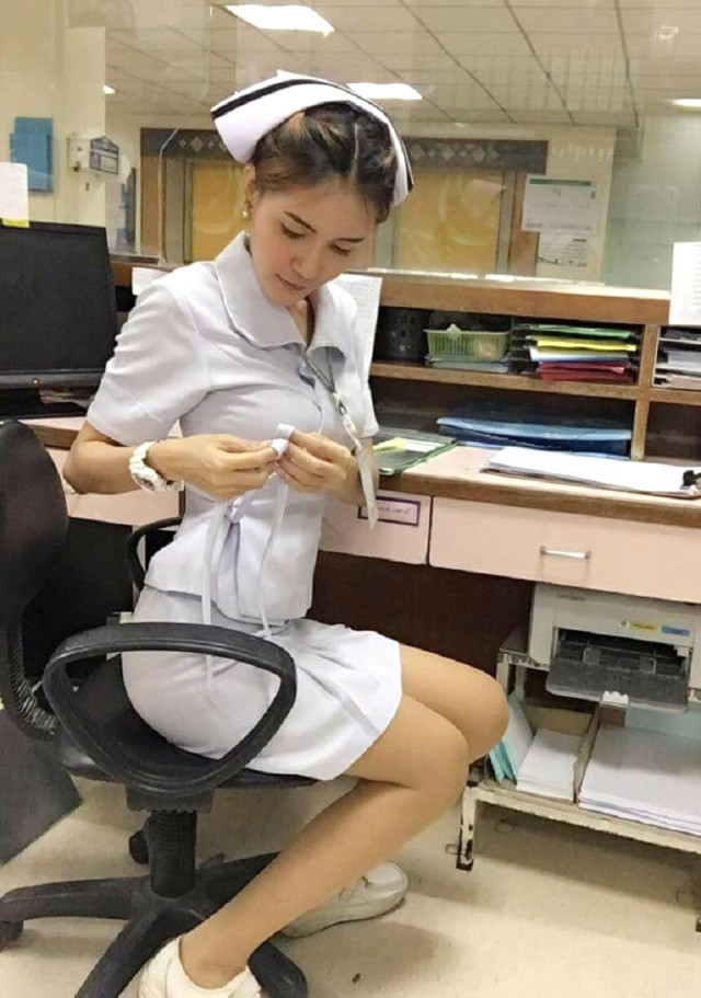 Ülkede olay oldu! Cesur pozları hemşirenin başını yaktı - Resim: 3