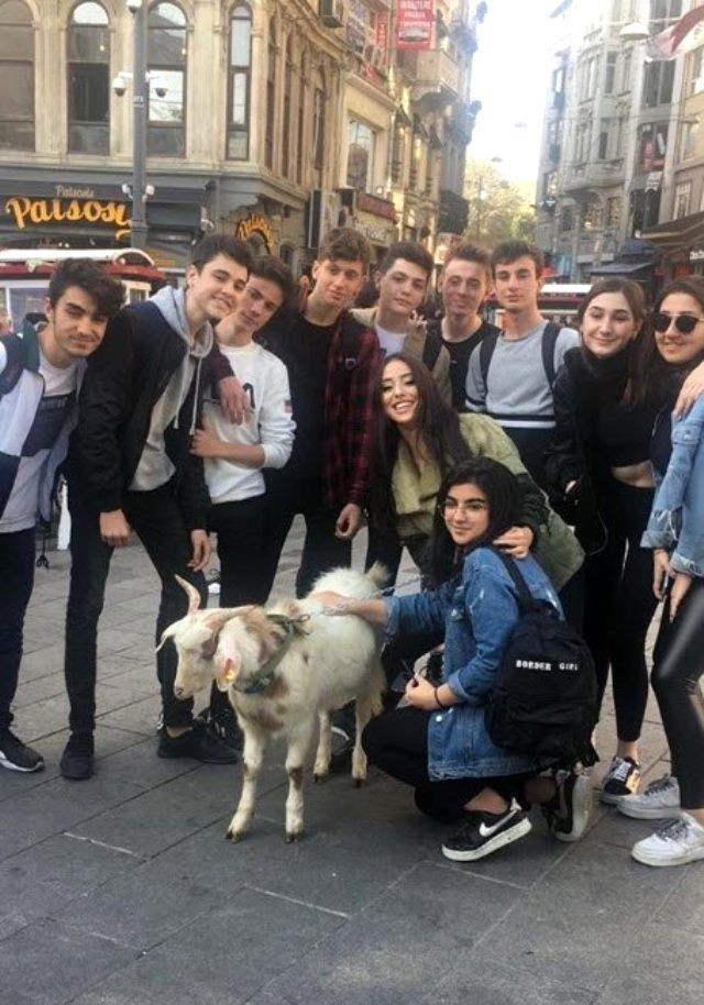 Hamdi Alkan'ın kızı Zeynep Alkan Taksim'de yaptığıyla herkesi hayrete düşürdü - Resim: 2