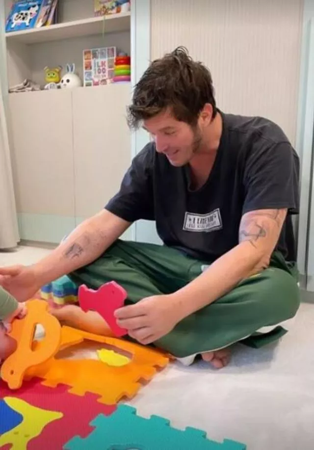 Oğluyla oynayan Kıvanç Tatlıtuğ'un ev hali olay oldu! "İşinizi gücünüzü bırakıp bakın..." - Resim: 3