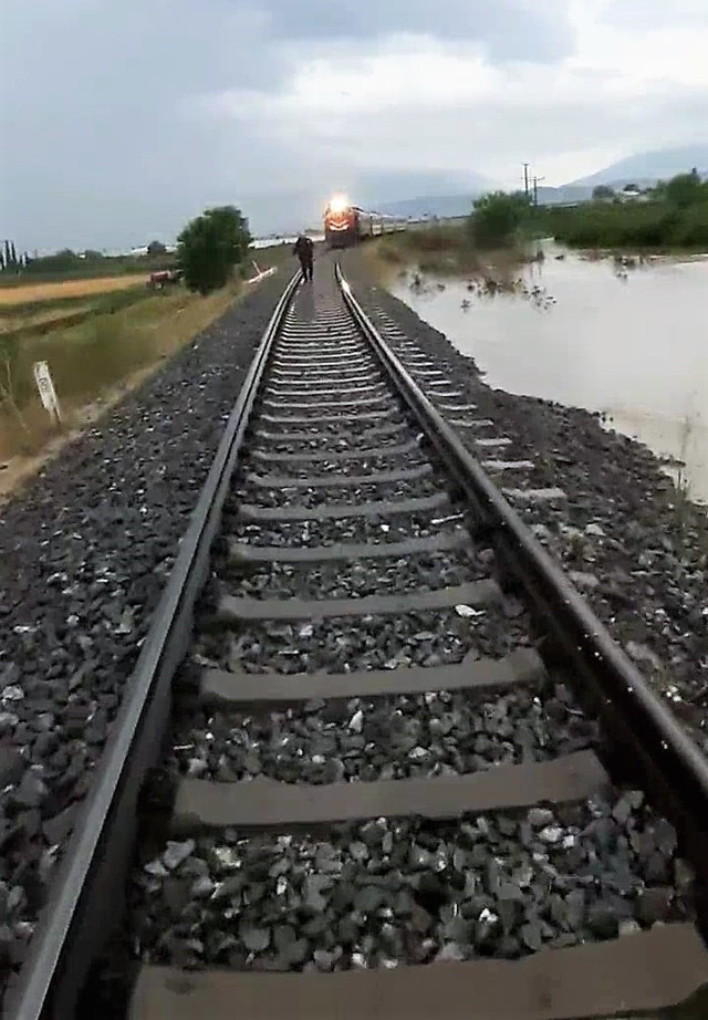 Denizli'de faciadan dönüldü! Vatandaşlar koşarak trenin önünü kesip durdurdu - Resim: 1