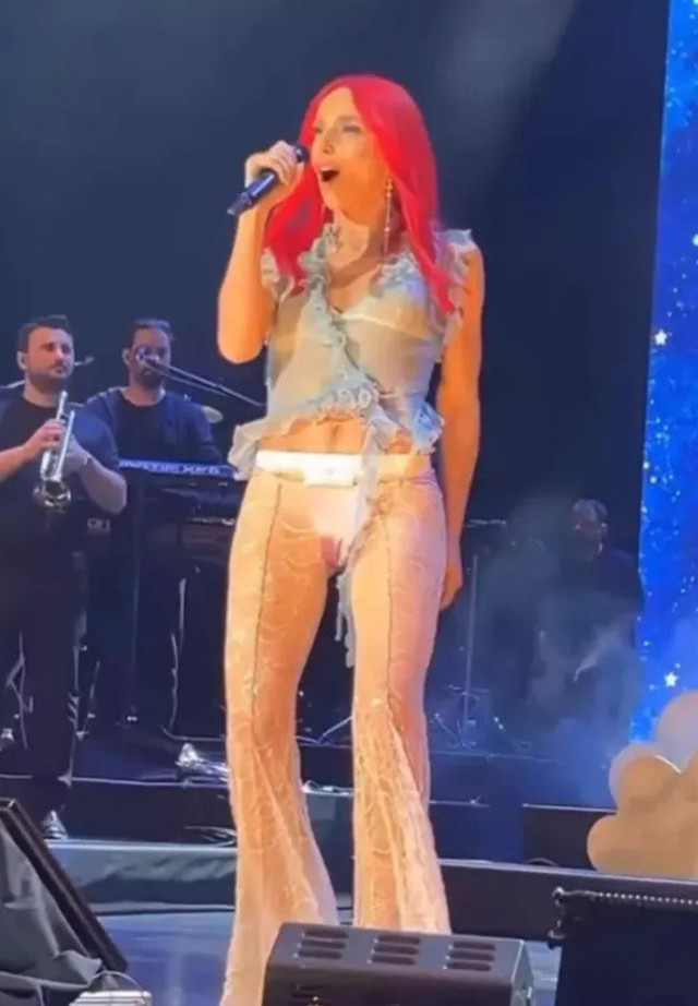 Gülşen ters köşe yaptı sosyal medya yıkıldı! Sahne kıyafeti yine olay oldu: "Her hali çok güzel" - Resim: 2