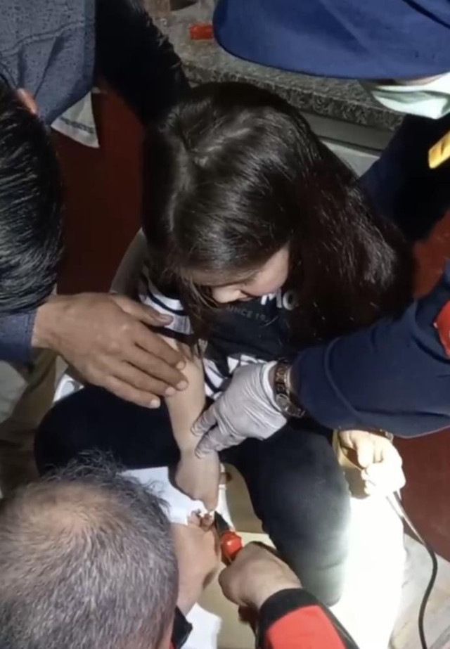 4 yaşındaki çocuğun parmağının sıkıştığı yere bakın! İtfaiye yardıma koştu - Resim: 0