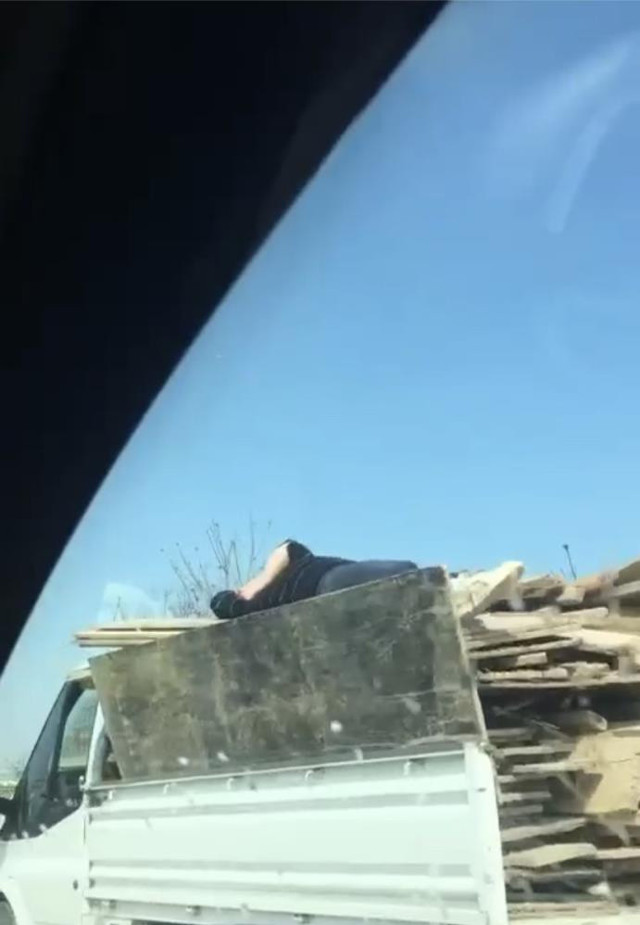 Bursa'da yürekleri ağza getiren yolculuk! Canını hiçe saydı odunların üstüne böyle uzandı - Resim: 2