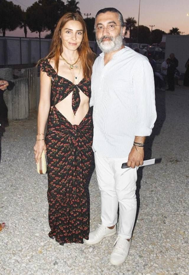 Nur Fettahoğlu'nun göbek dekolteli elbisesi olay oldu! 'Ters giymiş' - Resim: 2