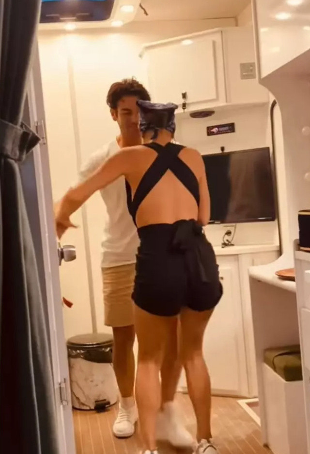 Karavan dansı olay oldu! Demet Özdemir ile Şükrü Özyıldız sosyal medyayı salladı, yorum yağdı! - Resim: 0