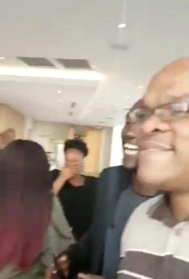 AVM'de rezalet! Çatıda cinsel ilişkiye girdiler Onlarca kişi karşı binadan izledi - Resim: 2