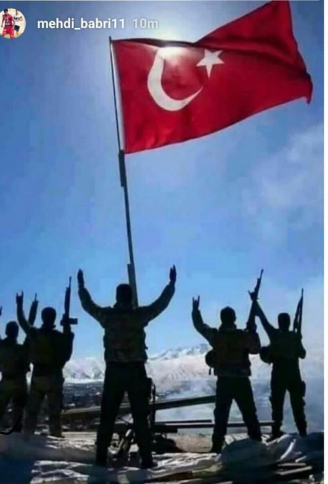 Traktör Barış Pınarı'nı destekleyen futbolcusuna sahip çıktı - Resim: 0