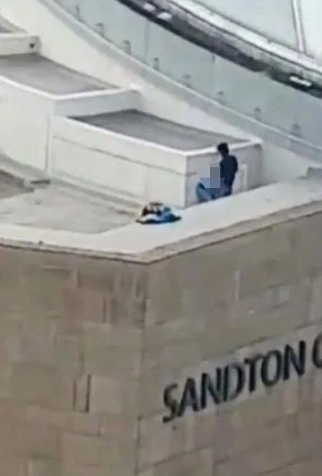 AVM'de rezalet! Çatıda cinsel ilişkiye girdiler Onlarca kişi karşı binadan izledi - Resim: 3