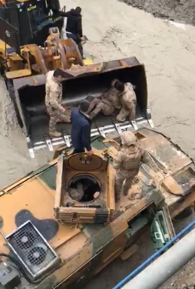 Hakkari'de askeri araç Zap suyuna uçtu! 9 yaralı asker kepçe yardımı ile çıkarıldı - Resim: 2