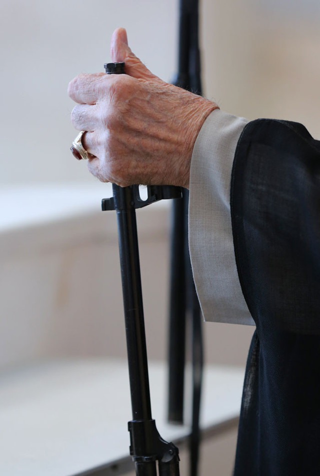 İran dini lideri Ali Hamaney cuma hutbesine silahla çıktı gerekirse tekrar vuracağız - Resim: 0