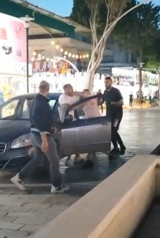 Park halindeki araçlara çarptı, meydan dayağı yedi! Dehşete düşüren anlar kamerada - Resim: 0