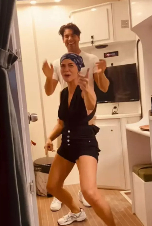 Karavan dansı olay oldu! Demet Özdemir ile Şükrü Özyıldız sosyal medyayı salladı, yorum yağdı! - Resim: 2