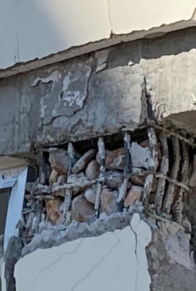 Cinayetin fotoğrafı! Kolonlara daha az beton gitsin diye taş doldurmuşlar - Resim: 0