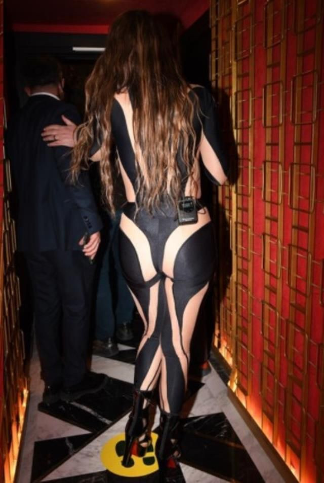 Hande Yener'in cesur kıyafeti sosyal medyayı salladı! Önü de arkası da fena... - Resim: 2