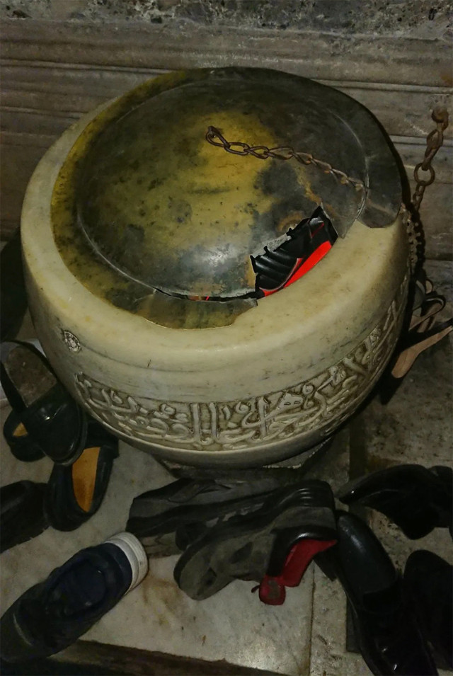 Ayasofya'dan tuhaf görüntüler! Şimdi de duvarlarını kazıyıp eve götürüyorlar - Resim: 2