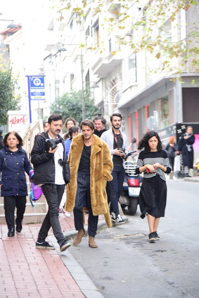 Mehmet Günsür'ün kürkü olay oldu - Resim: 2