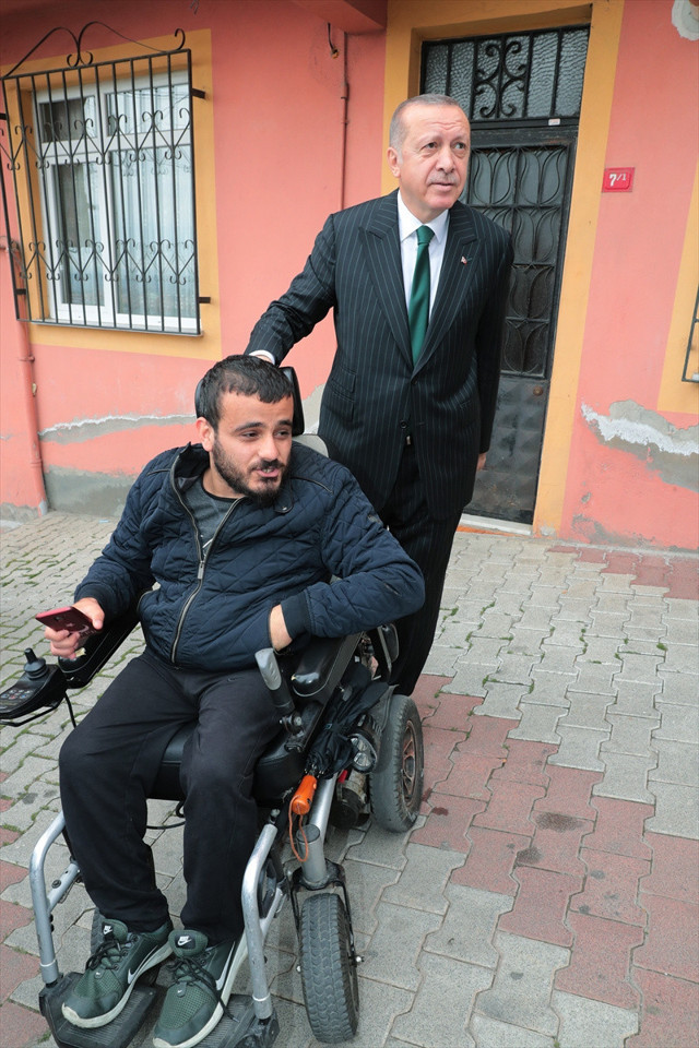 Cumhurbaşkanı Erdoğan ile yaşlı teyzenin gülümseten sohbeti - Resim: 1