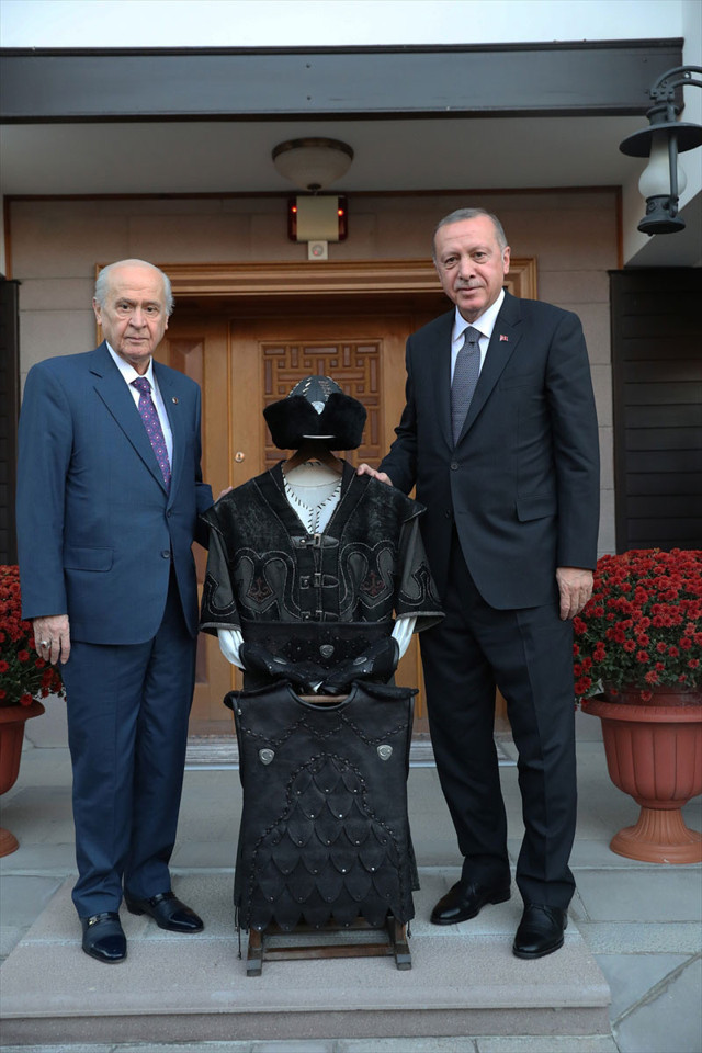 Devlet Bahçeli'nin Cumhurbaşkanı Erdoğan'a hediye ettiği hakan kaftanının sırrı - Resim: 1