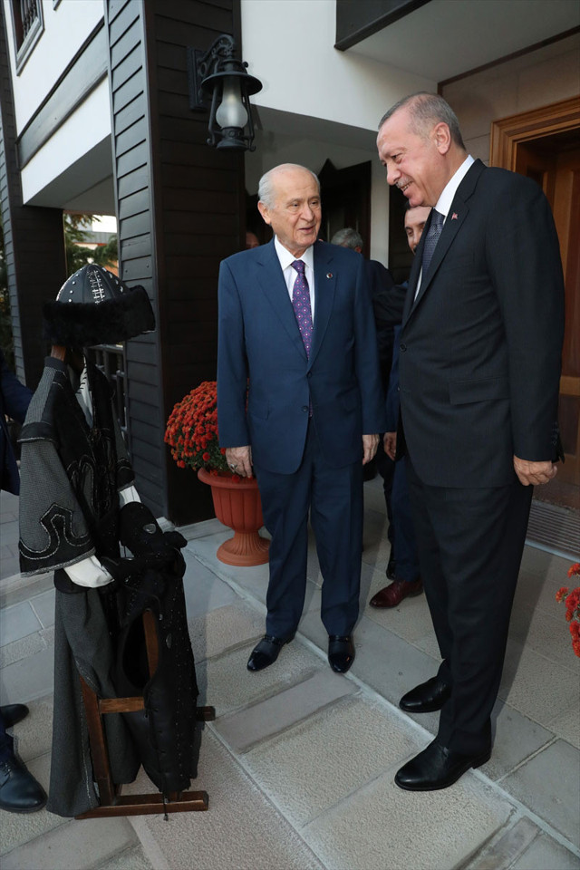 Devlet Bahçeli'nin Cumhurbaşkanı Erdoğan'a hediye ettiği hakan kaftanının sırrı - Resim: 0