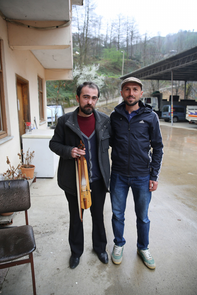 Corona virüs adına şarkılar besteletmeye devam ediyor Rizeli şair sahnede - Resim: 0