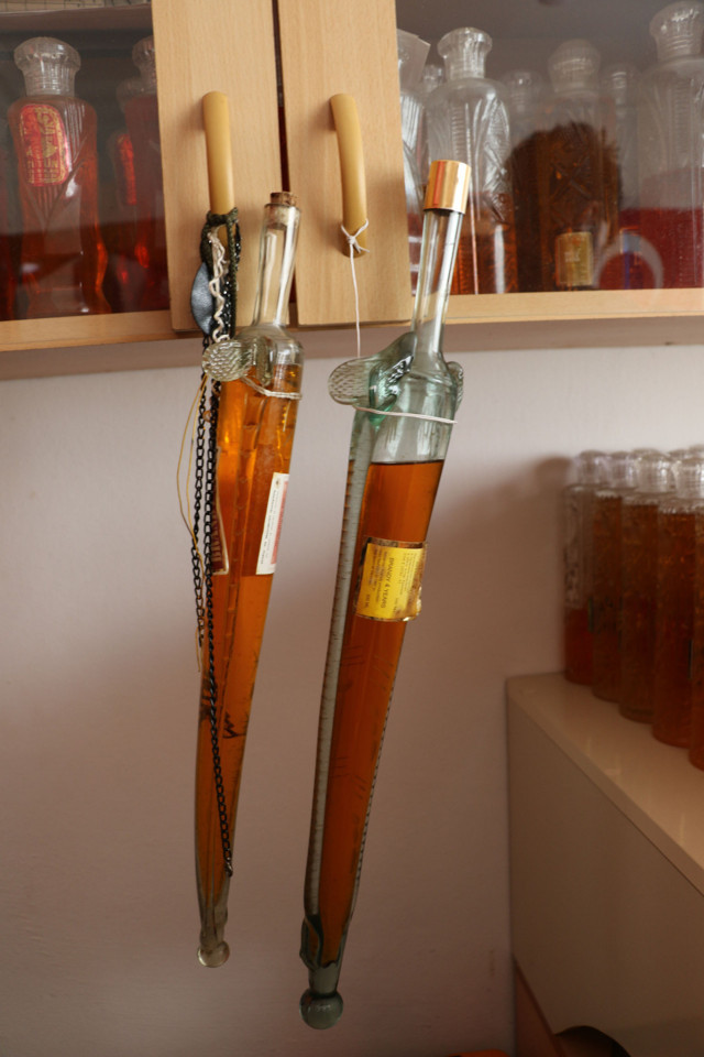 Samsun'da 50 yıldır biriktirdiği kolonyalara sarılıp uyuyor - Resim: 2