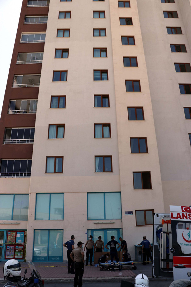 Kayseri'de evinin penceresinden atlayarak intihar etti - Resim: 0