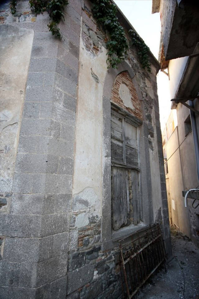 Limni Adası'ndaki Niyazi Mısri'nin türbesi yıktırılıp üzerine market inşa edilmiş - Resim: 1