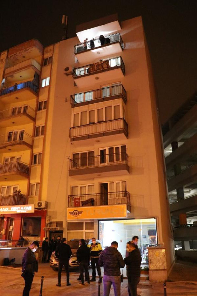 Çatıdan sarkıttığı iple apartmana girip 2 çocuk annesi eşini katletti! Apartman sakinleri dövdü - Resim: 1