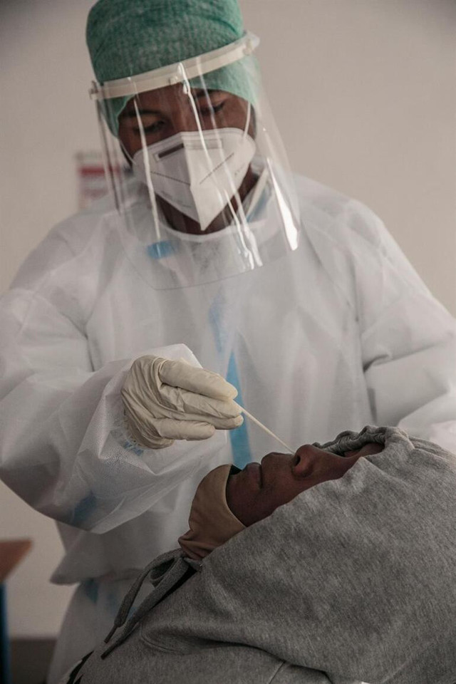 Endonezya'da skandal! Covid-19 test çubuklarını yıkayıp tekrar satmışlar - Resim: 0