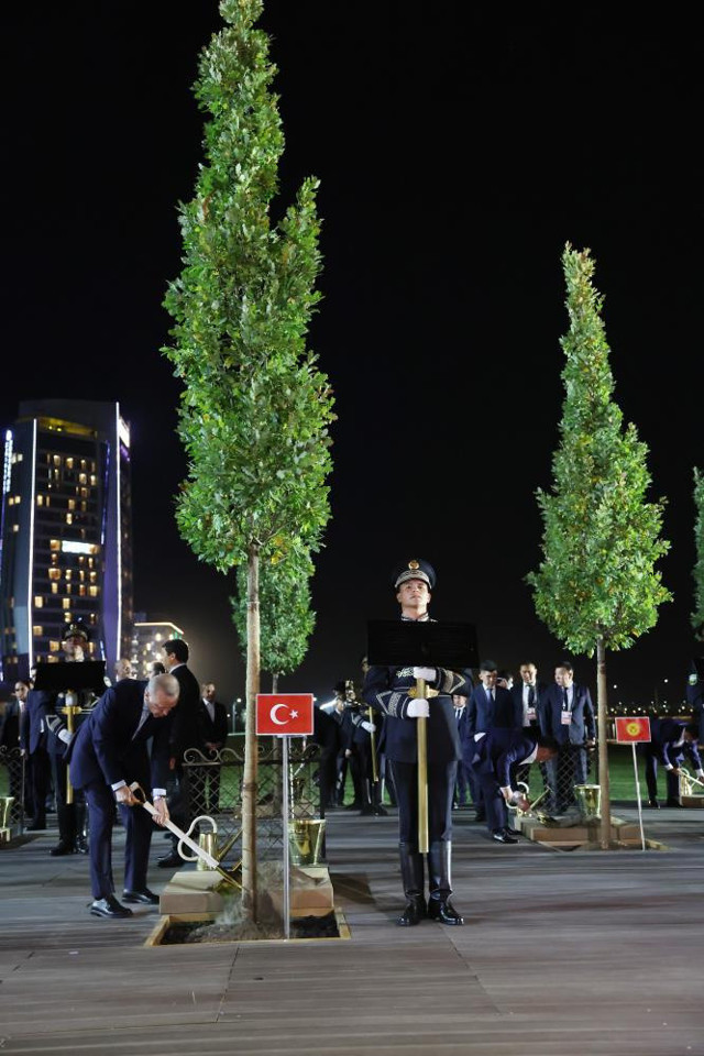 Cumhurbaşkanı Erdoğan, Semerkant'ta ağaç dikti - Resim: 0