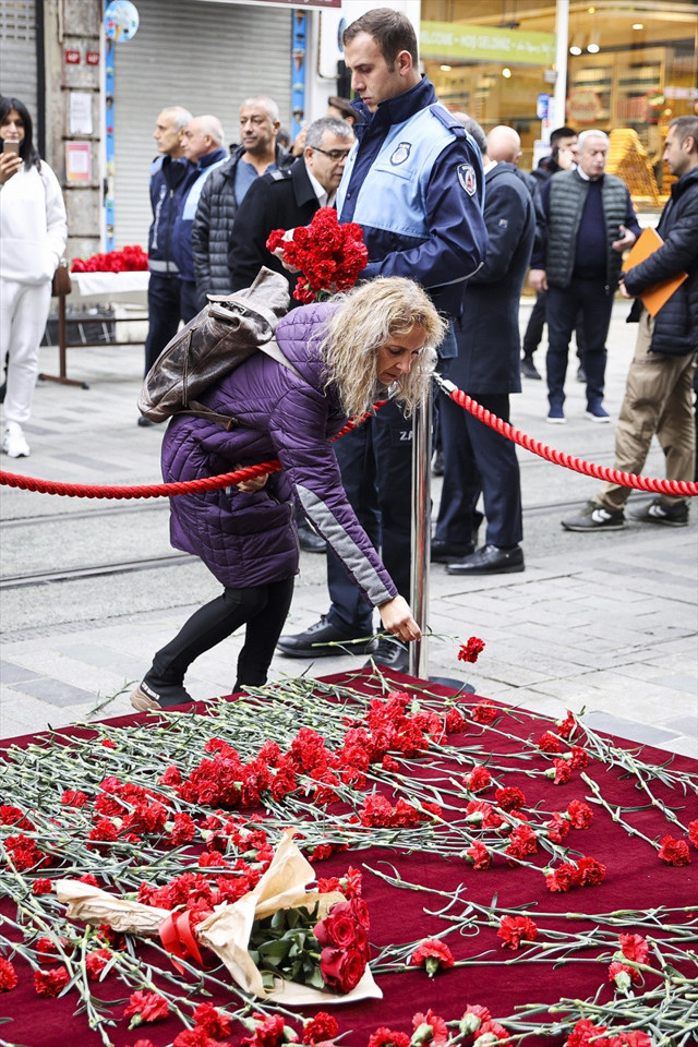 İstiklal Caddesi'nde hayatını kaybedenler anısına karanfil bıraktılar - Resim: 1