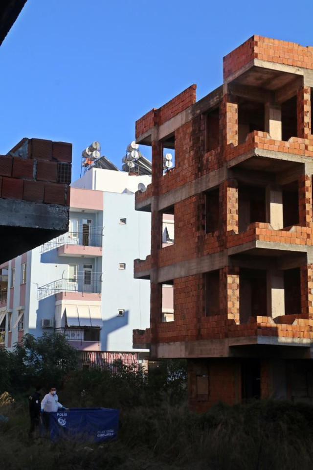 Çalılık alanda elinde kuş tüyü bulunan kadın cesedi bulundu - Resim: 0