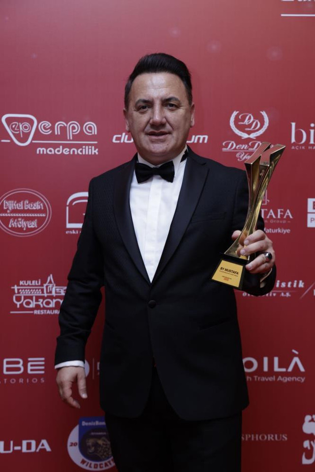 Ünlülerin organizatörü olarak biliniyor: 80 ödül alarak kırılması güç bir rekora imza attı - Resim: 0