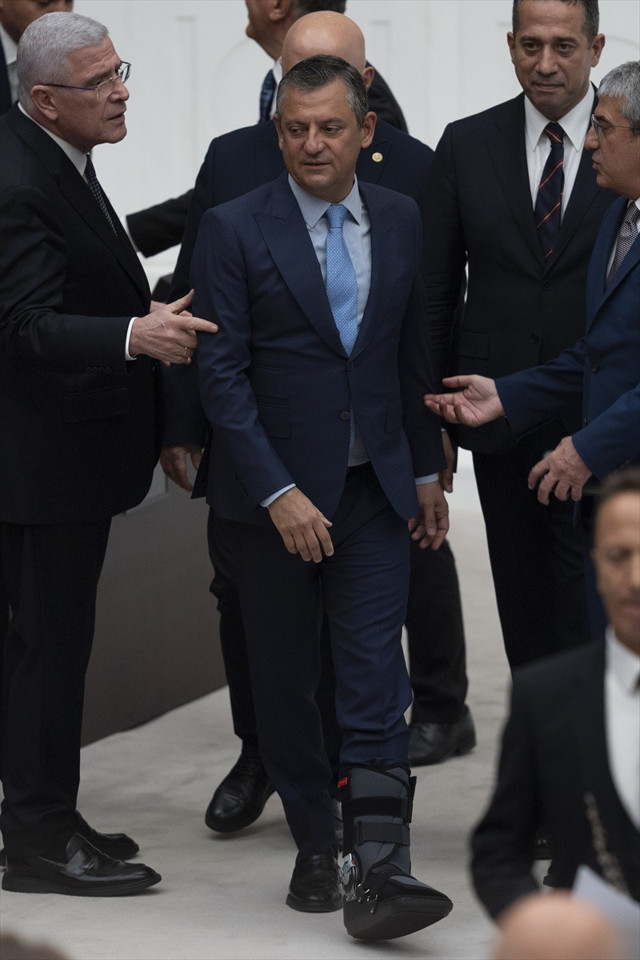 TBMM Genel Kurulu olağanüstü toplandı! Gergin anlar, yumruklar havada uçuştu - Resim: 1