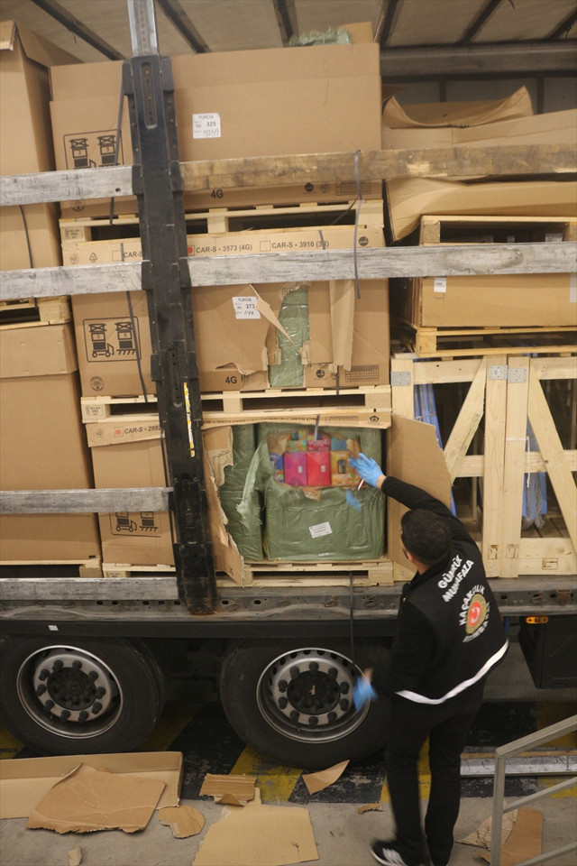 Gümrük Muhafaza ekipleri düzenledikleri operasyonlarla kaçakçılara göz açtırmadı - Resim: 1