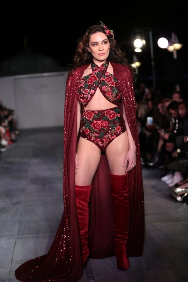 Özge Borak ilk kez defileye çıktı! Cesur mayosuyla yürek hoplattı - Resim: 2