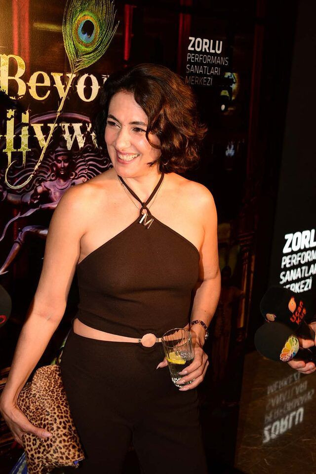 Müzikale sütyensiz katılınca Meltem Cumbul flaşların kurbanı oldu - Resim: 3