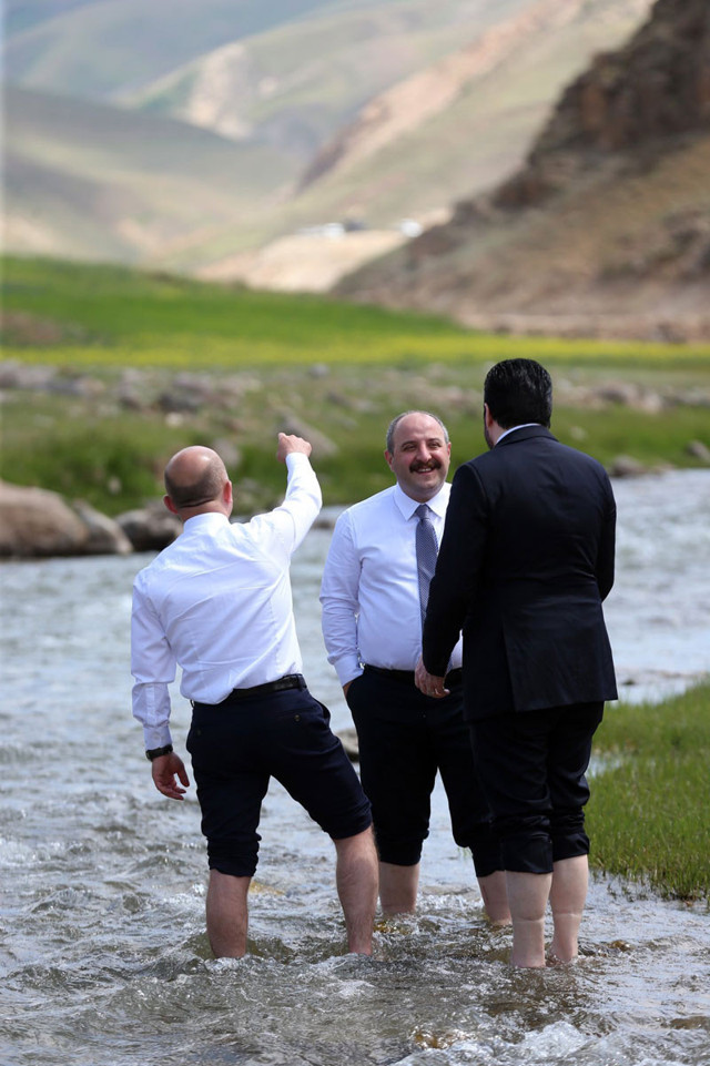 Bakan Mustafa Varank'tan derede paça sıvalı paylaşım - Resim: 0