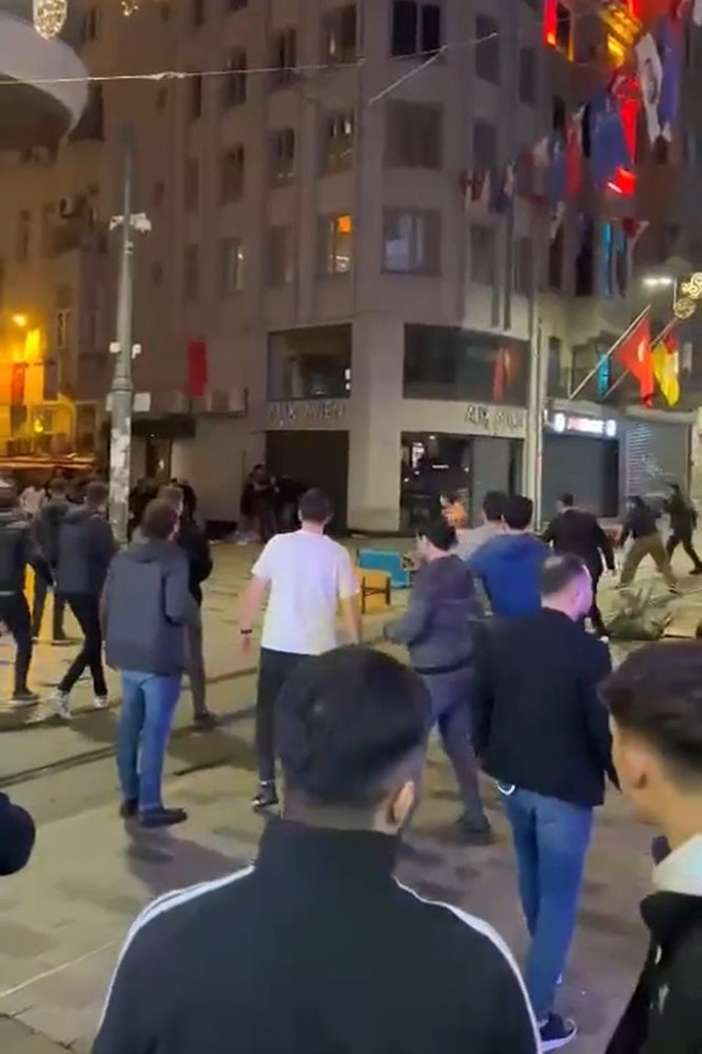 Taksim'de Bayern Münih taraftarı taşkınlık çıkarttı: Masa ve sandalyeler havada uçuştu - Resim: 0