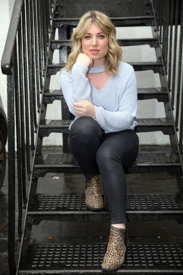 Göğüsleri için veda partisi düzenleyen 27 yaşındaki genç kadın memelerini aldırdı - Resim: 1