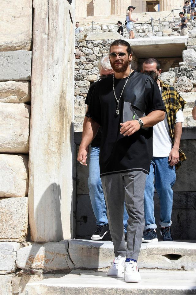 Tepki alan görüntü Can Yaman bayrağın önünde orta parmak hareketi yaptı - Resim: 4