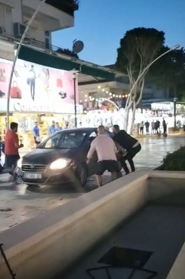 Park halindeki araçlara çarptı, meydan dayağı yedi! Dehşete düşüren anlar kamerada - Resim: 1