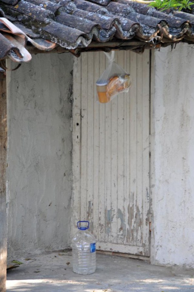 Evinde intihar etti komşularının bıraktığı yemekler kapıda asılı kaldı! - Resim: 0