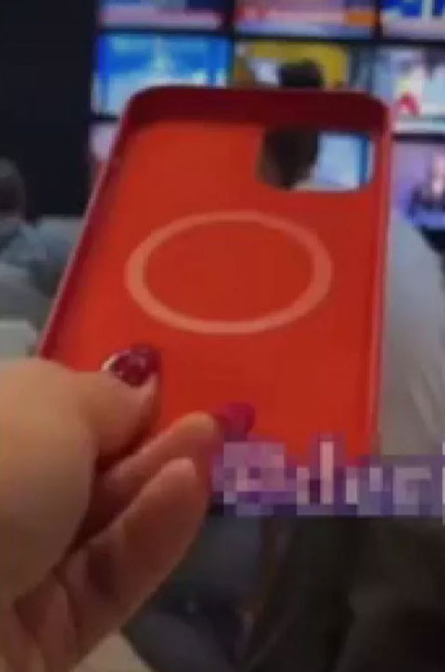 İrem Derici telefon kılıfı fiyatına isyan etti, tepki gecikmedi: 'Sana bu kadarcık para koyar mı?" - Resim: 1